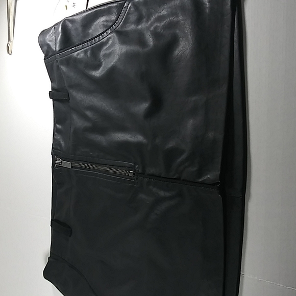 Trafaluc-Zara Faux Leather Skirt. - Picture 2 of 6